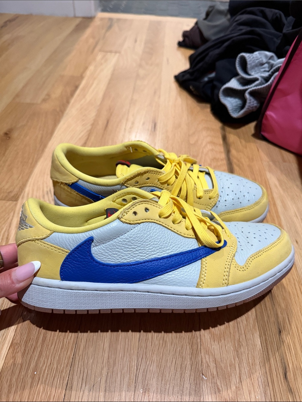 Nike Low-Top Sneakers in Yellow and Blue